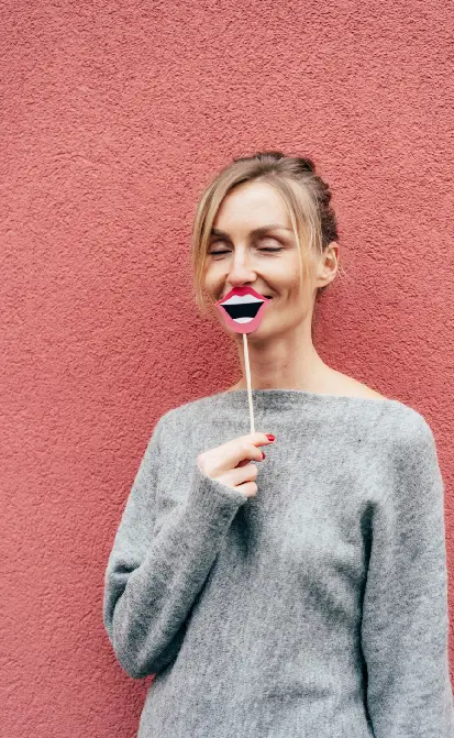 Κοπέλα με αξεσουάρ φίλι